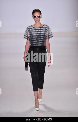 Ein Model geht am 10. September 2014 im Salon im Lincoln Center in New York auf der Start- und Landebahn von Erin Fetherston während der Mercedes-Benz Fashion Week Spring 2015. Foto von Richard Davis/ABACAPRESS.COM Stockfoto