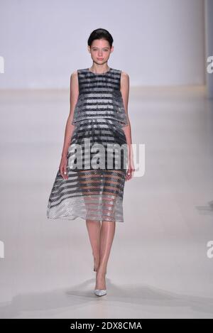 Ein Model geht am 10. September 2014 im Salon im Lincoln Center in New York auf der Start- und Landebahn von Erin Fetherston während der Mercedes-Benz Fashion Week Spring 2015. Foto von Richard Davis/ABACAPRESS.COM Stockfoto