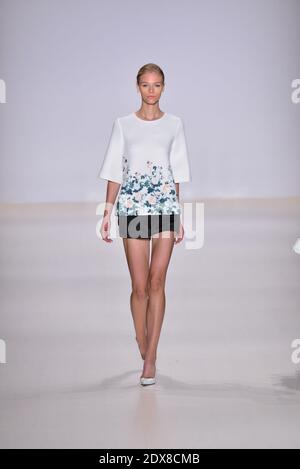 Ein Model geht am 10. September 2014 im Salon im Lincoln Center in New York auf der Start- und Landebahn von Erin Fetherston während der Mercedes-Benz Fashion Week Spring 2015. Foto von Richard Davis/ABACAPRESS.COM Stockfoto