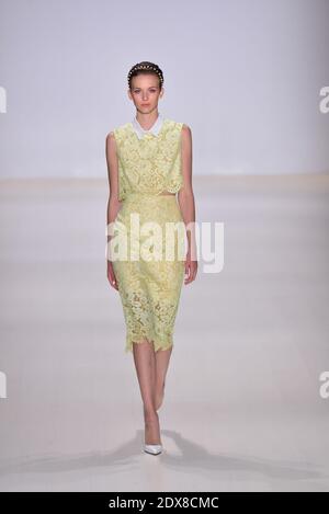 Ein Model geht am 10. September 2014 im Salon im Lincoln Center in New York auf der Start- und Landebahn von Erin Fetherston während der Mercedes-Benz Fashion Week Spring 2015. Foto von Richard Davis/ABACAPRESS.COM Stockfoto