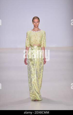 Ein Model geht am 10. September 2014 im Salon im Lincoln Center in New York auf der Start- und Landebahn von Erin Fetherston während der Mercedes-Benz Fashion Week Spring 2015. Foto von Richard Davis/ABACAPRESS.COM Stockfoto