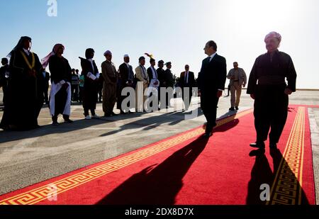 Der französische Präsident Francois Hollande (C) wird vom Präsidenten der irakischen Regionalregierung Kurdistans, Massoud Barzani (R), nach Hollandes Ankunft zu einem Besuch in Irakisch-Kurdistan am 12. September 2014 in Erbil begrüßt. Foto von Alain Jocard/Pool/ABACAPRESS.COM Stockfoto