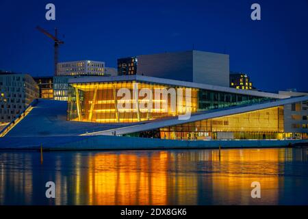Oslo, Norwegen - Opernhaus beleuchtet in der Nacht Stockfoto
