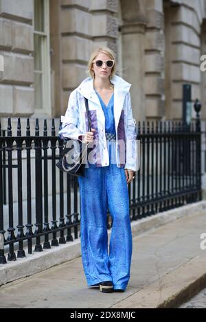 Laura Tonder, Modebloggerin (www.couturekulturen.dk) bei Marios Schwab Ready-to-Wear Spring-Summer 2015 Show, die am 14. September 2014 im Somerset House, London, England, stattfand. Sie trägt ihre eigene Design-Jacke, Zalando Jumpsuit und Glitter-Tasche. Foto von Marie-Paola Bertrand-Hillion/ABACAPRESS.COM Stockfoto