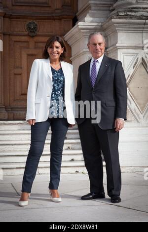 Die Bürgermeisterin von Paris Anne Hidalgo empfängt den ehemaligen New Yorker Bürgermeister Michael Bloomberg am 17. September 2014 im Hotel de Vile in Paris, Frankreich. Foto von Audrey Poree/ABACAPRESS.COM Stockfoto