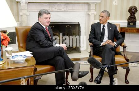 Präsident Petro Poroschenko von der Ukraine spricht mit Reportern, während Präsident Barack Obama im Oval Office des Weißen Hauses am 18. September 2014 in Washington, DC, USA, auf sie schaut. Foto von Olivier Douliery/ABACAPRESS.COM Stockfoto