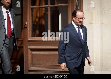 Der französische Präsident Francois Hollande verließ ein Treffen mit Vertretern der NGOs Klima, nachhaltige Entwicklung und Internationale Solidarität, das am 20. September 2014 im Hotel de Marigny in Paris stattfand. Foto von Audrey Poree/ABACAPRESS.COM Stockfoto