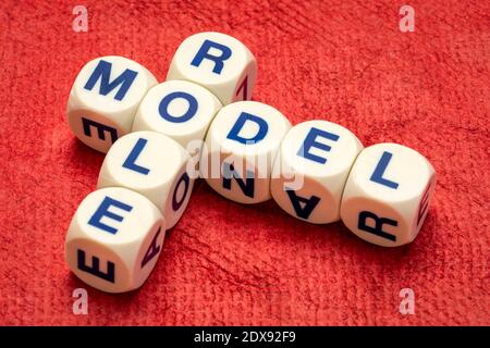Vorbild Kreuzworträtsel in Buchstaben Würfel gegen strukturierte handgemachte Papier, Inspiration und Führungskonzept Stockfoto