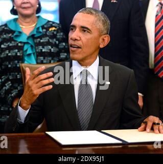 US-Präsident Barack Obama hält vor der Unterzeichnung der Verheißung-Gipfelerklärung der Vereinigten Staaten im Rahmen einer Zeremonie im Oval Office des Weißen Hauses in Washington, DC, USA, am 22. September 2014 eine Rede. Präsident Obama wird der siebte Präsident in Folge sein, der die Erklärung unterzeichnet, die die Amerikaner auffordert, der Jugend Amerikas zu helfen, ihr volles Potenzial zu entfalten. Foto von Shawn Thew/Pool/ABACAPRESS.COM Stockfoto