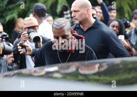 Kanye West bei der Ankunft in Dries Van Noten Ready-to-Wear Frühjahr-Sommer 2015 Show, im Grand Palais, Paris, Frankreich am 24. September 2014. Foto von Marie-Paola Bertrand-Hillion/ABACAPRESS.COM Stockfoto