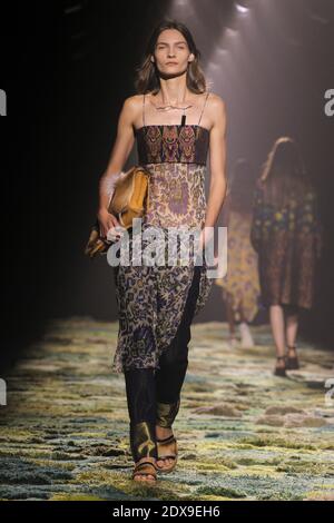 Ein Modell zeigt eine Kreation für die Dries Van Noten Frühjahr/Sommer 2015 Ready-to-Wear-Kollektion Show in Paris, Frankreich, am 24. September 2014. Foto von Alain Gil-Gonzalez/ABACAPRESS.COM Stockfoto