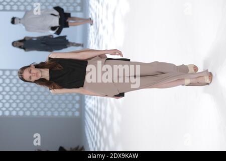 Ein Model läuft während der Chalayan Show im Rahmen der Paris Fashion Week Womenswear Spring/Summer 2015 am 26. September 2014 in Paris, Frankreich, über die Landebahn. Foto von Alain Gil-Gonzalez/ABACAPRESS.COM Stockfoto