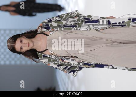 Ein Model läuft während der Chalayan Show im Rahmen der Paris Fashion Week Womenswear Spring/Summer 2015 am 26. September 2014 in Paris, Frankreich, über die Landebahn. Foto von Alain Gil-Gonzalez/ABACAPRESS.COM Stockfoto