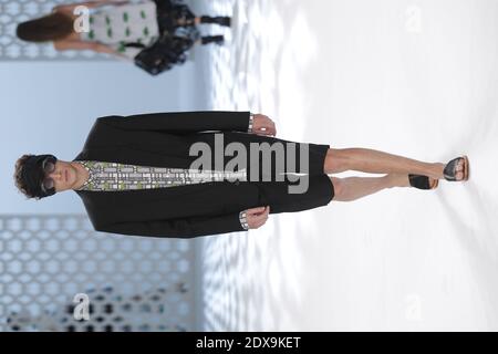 Ein Model läuft während der Chalayan Show im Rahmen der Paris Fashion Week Womenswear Spring/Summer 2015 am 26. September 2014 in Paris, Frankreich, über die Landebahn. Foto von Alain Gil-Gonzalez/ABACAPRESS.COM Stockfoto