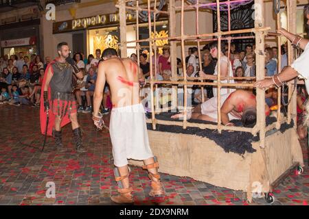 Ein jährliches Fest in Cartagena, Spanien ist die Cartagener und Römer. Eine triumphale Prozession der Römer durch die Straßen der Stadt. Ein Gefangener im Käfig Stockfoto