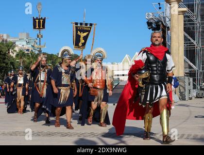 Ein jährliches Fest in Cartagena, Spanien ist das der Cartagener und Römer. Ein Zenturio führt seine Soldaten weg, um die Cartagenier zu konfrontieren. Stockfoto