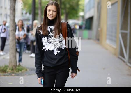 Modell Yumi Lambert nach der Kenzo Ready-to-Wear Frühjahr/Sommer 2015 Show, die am 28. September 2014 im Espace Glisse Boulevard Ney, Paris, Frankreich, stattfand. Foto von Marie-Paola Bertrand-Hillion/ABACAPRESS.COM Stockfoto