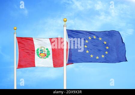 Peru und die Europäische Union zwei Flaggen auf Fahnenmasten und blau Himmel Stockfoto