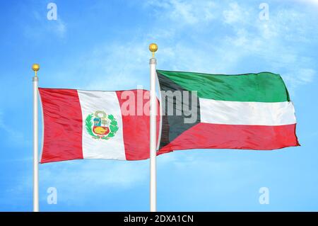 Peru und Kuwait zwei Flaggen auf Fahnenmasten und blauer Himmel Stockfoto