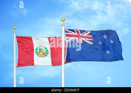 Peru und Neuseeland zwei Flaggen auf Fahnenmasten und blau Himmel Stockfoto