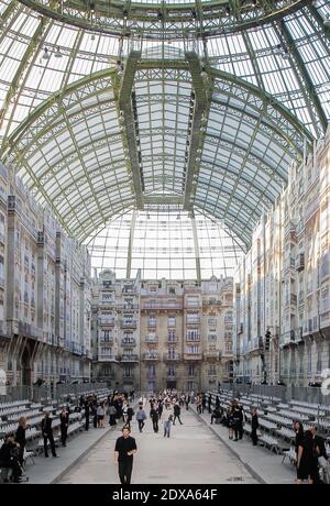 Ein allgemeiner Blick auf die Atmosphäre vor der Chanel-Show im Rahmen der Paris Fashion Week Womenswear Spring/Summer 2015 im Grand Palais in Paris, Frankreich am 30. September 2014. Foto von Alain Gil-Gonzalez/ABACAPRESS.COM Stockfoto