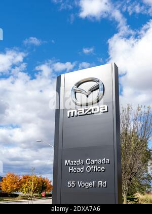 Richmond Hill, Ontario, Kanada - 14. Oktober 2019：Mazda Pylon-Schild mit blauem Himmel im Hintergrund vor einem Händler in Richmond Hill. Stockfoto