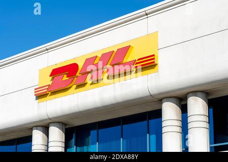 Mississauga, Ontario, Kanada - 23. Oktober 2019: Zeichen der globalen DHL-Weiterleitung auf dem Gebäude in Mississauga, Ontario, Kanada. Stockfoto