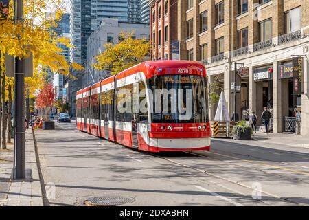 Toronto, Kanada - 24. Oktober 2019: Bus auf der King Street nach Westen von der Simcoe Street in Toronto, Kanada. Stockfoto