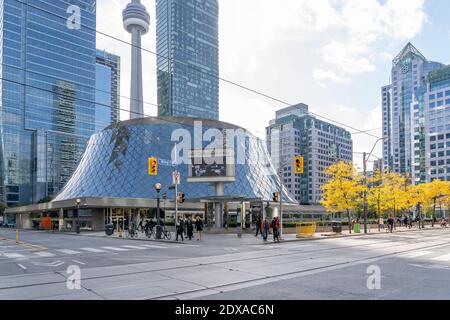 Toronto, Kanada - 24. Oktober 2019: Roy Thomson Hall im Herbst mit CN Tower im Hintergrund in Toronto, Kanada. Stockfoto