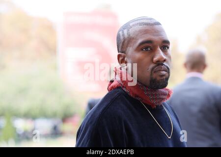 Street Style, Kanye West Ankunft in Dries Van Noten Ready-to-Wear Frühjahr-Sommer 2015-Show im Grand Palais, Paris, Frankreich am 24. september 2014. Foto von Sophie Mhabille/ABACAPRESS.COM Stockfoto