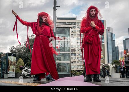 Istanbul, Türkei. November 2019. Zwei Aktivisten posieren während der Demonstration in ihren kultigen Outfits.Extinction Rebellion Aktivist organisierte eine alternative Modenschau vor dem Cevahir Shopping Centre wegen der jährlichen Black Friday Veranstaltung mit dem Argument, dass Black Friday einen Konsumrausch erzeugt. Kredit: Tunahan Turhan/SOPA Images/ZUMA Wire/Alamy Live Nachrichten Stockfoto