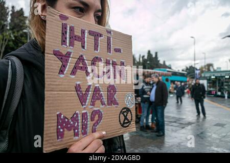 Istanbul, Türkei. November 2019. Ein Aktivist, der ein Plakat mit der Aufschrift "brauchst du das?" hält. Während der Demonstration organisierte Extinction Rebellion Aktivist eine alternative Modenschau vor dem Cevahir Shopping Centre wegen der jährlichen Black Friday Veranstaltung, die argumentierte, dass Black Friday einen Konsumrausch erzeugt. Kredit: Tunahan Turhan/SOPA Images/ZUMA Wire/Alamy Live Nachrichten Stockfoto