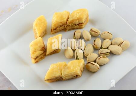 Stücke Baklava Dessert mit Pistazien Nüsse auf weißen Snack Platte Stockfoto