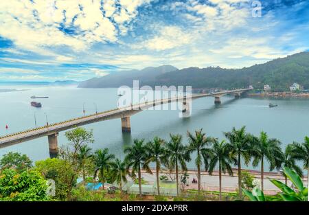 Van Don Brücke verbindet Cam Pha Stadt Van Don Halbinsel in Quang Ninh, Vietnam Stockfoto