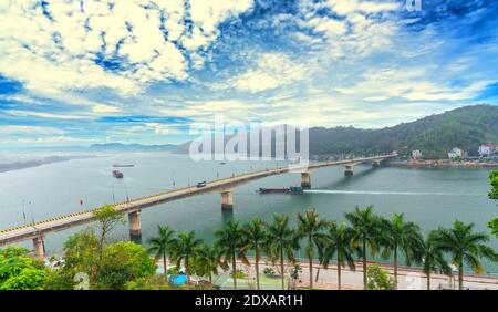 Van Don Brücke verbindet Cam Pha Stadt Van Don Halbinsel in Quang Ninh, Vietnam Stockfoto