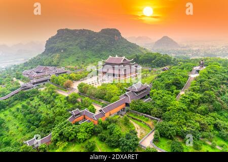 Sonnenuntergangslandschaft von Bai Dinh Tempelkomplex von oben ist einer der größten und größten Tempel Südostasien in Ninh Binh, Vietnam. Stockfoto