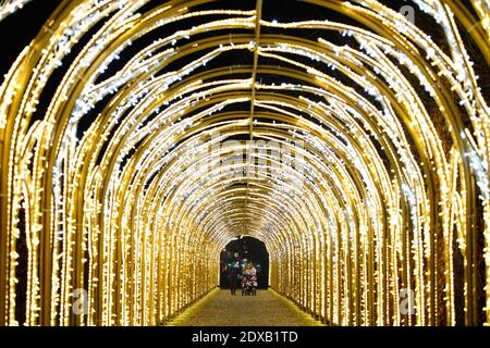 Warschau, Polen. Dezember 2020. Besucher gehen am 23. Dezember 2020 durch einen beleuchteten Tunnel im Wilanow-Palast in Warschau, Polen. Quelle: Jaap Arriens/Xinhua/Alamy Live News Stockfoto