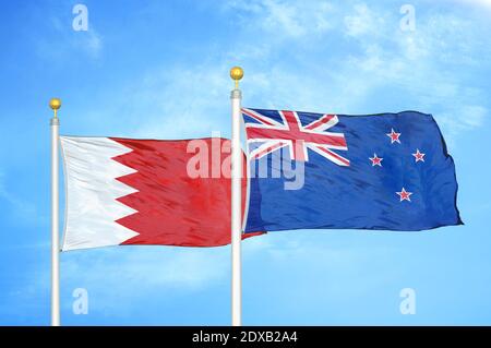 Bahrain und Neuseeland zwei Flaggen auf Fahnenmasten und blau Himmel Stockfoto