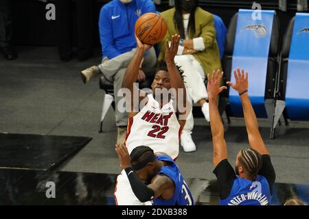 Orlando, Florida, USA, Miami Heat-Spieler Jimmy Butler macht einen Schuss während der Saison Eröffnungsspiel im Amway Center (Bildnachweis: Marty Jean-Louis) Stockfoto