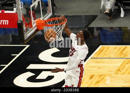 Orlando, Florida, USA, Miami Heat-Spieler Bam Adebayo macht einen Dunk während der Saison Eröffnungsspiel im Amway Center (Bildnachweis: Marty Jean-Louis) Stockfoto