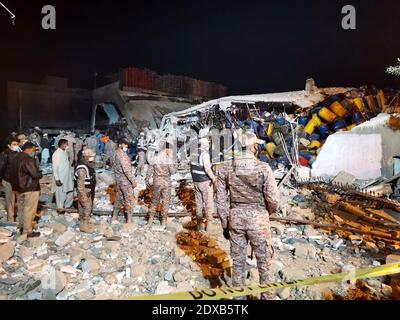 Peking, China. Dezember 2020. Das Foto, das mit einem Mobiltelefon aufgenommen wurde, zeigt Rettungskräfte, die am 22. Dezember 2020 an einer Explosionsstelle in der südpakistanischen Hafenstadt Karachi arbeiteten. Acht Menschen wurden getötet und 15 weitere verletzt, als am Dienstag ein Kessel einer Eisfabrik in Pakistans südlicher Hafenstadt Karachi explodierte, sagten lokale Berichte. Quelle: Str/Xinhua/Alamy Live News Stockfoto