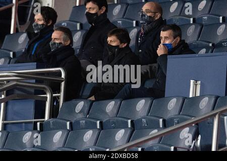 Paris, Frankreich. Dezember 2020. PSG-Manager Jean-Claude Blanc, Sportdirektor Paris Saint Germain und Präsident von Straßburg, Marc Keller, nehmen am 23. Dezember 2020 in Paris, Frankreich, am Ligue 1-Spiel zwischen Paris Saint Germain und RC Strasbourg im Parc des Princes Teil. Foto von David Niviere/ABACAPRESS.COM Quelle: ABACAPRESS/Alamy Live News Stockfoto