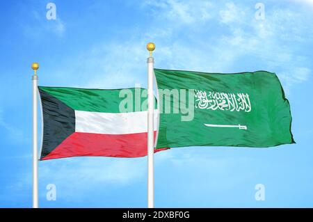Kuwait und Saudi-Arabien zwei Flaggen auf Fahnenmasten und blau Himmel Stockfoto