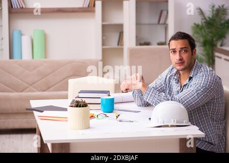 Junger Architekt, der während einer Pandemie vom Haus aus arbeitet Stockfoto