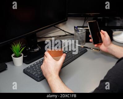 Eine kurze Aufnahme eines nicht erkennbaren Mannes, der auf dem Stuhl sitzt Zu Hause Stockfoto