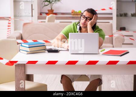 Männlicher Student zu Hause studieren in Selbstisolation Konzept Stockfoto