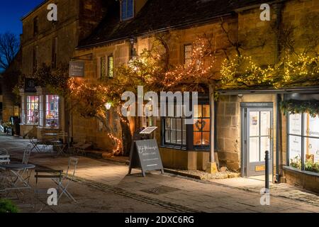 Weihnachtslichter vor dem Broadway Cafe in der Nacht. Broadway, Cotswolds, Worcestershire, England Stockfoto