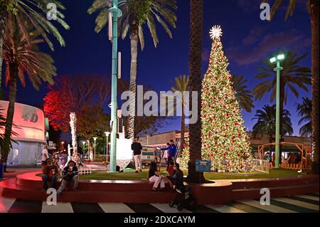 Miami Beach, Florida - 19. Dezember 2020 - Lincoln Road Mall am Dezemberabend mit Weihnachtsbeleuchtung und Dekoration. Stockfoto