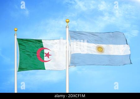 Algerien und Argentinien zwei Flaggen auf Fahnenmasten und blauer Himmel Stockfoto
