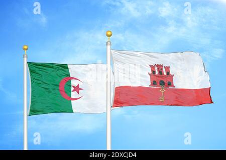 Algerien und Gibraltar zwei Flaggen auf Fahnenmasten und blauer Himmel Stockfoto